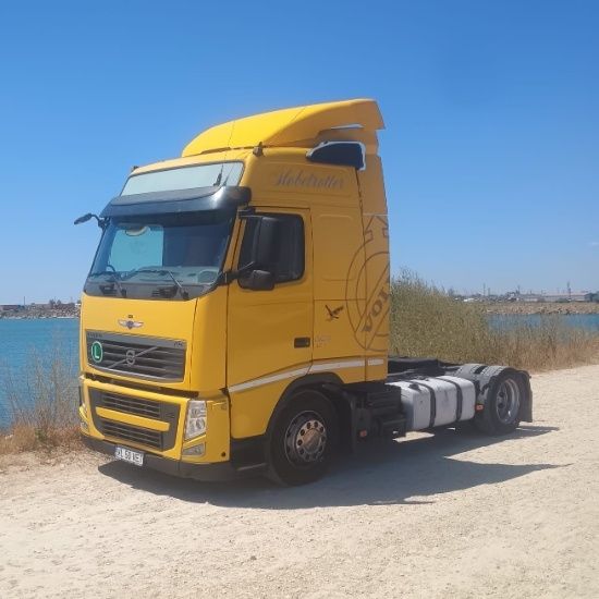 Camion pe drum, simbolizând transporturile rutiere de marfă